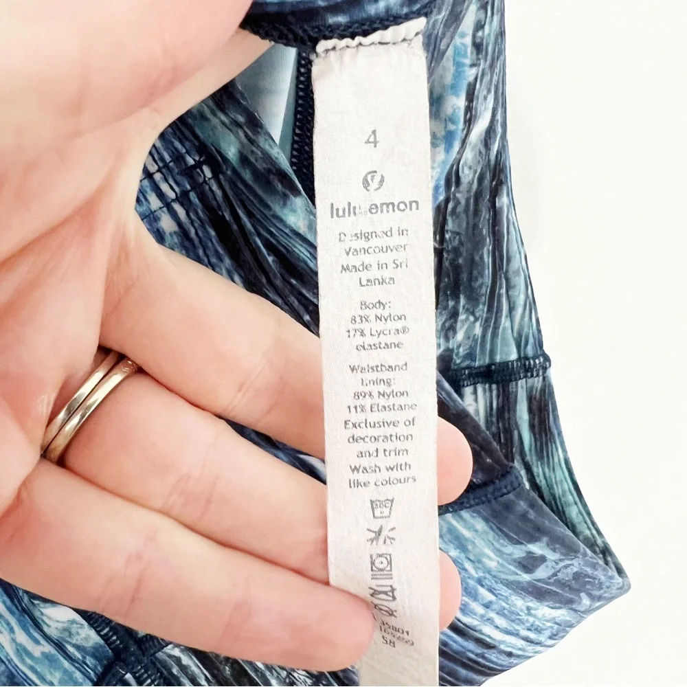 Lululemon Fast and Free Crop in Shorelines Multi Blue Size 4